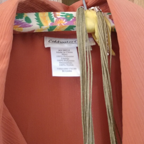 Blouse and necklace - Picture 2 of 3